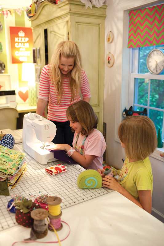 Sewing for Beginners Handy Pocket Guide by Annabel Wrigley